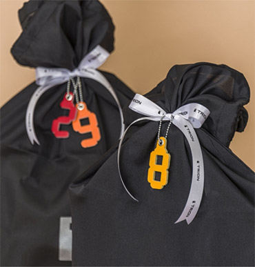 ギフトにおすすめ数字のレザーチャームサービス（有料）