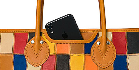 スマホやパスケースをサッと取り出せる外ポケット