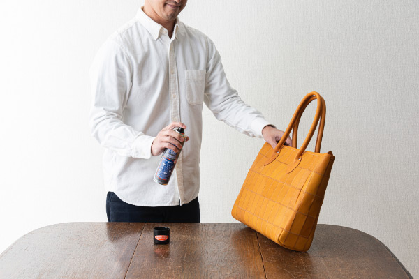 レザーケア 防水スプレーを吹き付ける