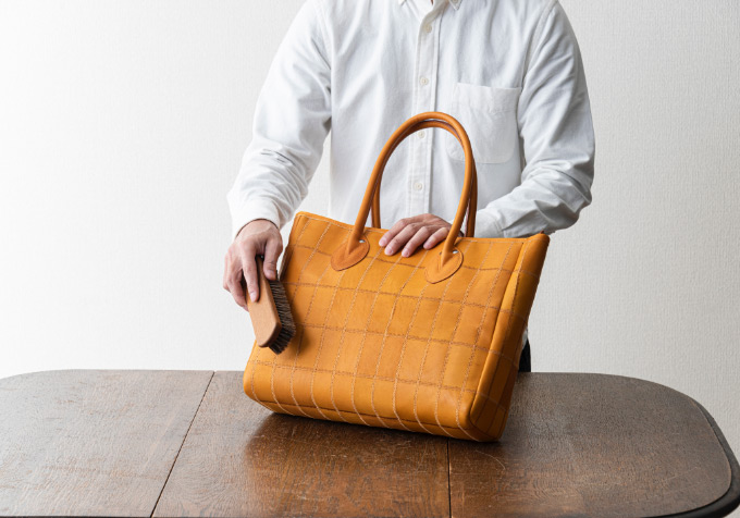 レザーケア 革の表面のほこりや汚れを落とす