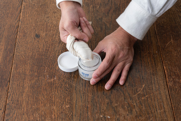 レザーケア クリームをコットンに取り馴染ませる