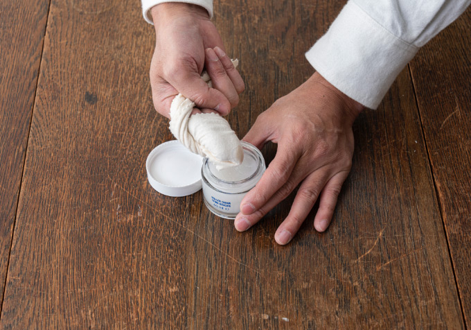 レザーケア クリームをコットンに取り馴染ませる