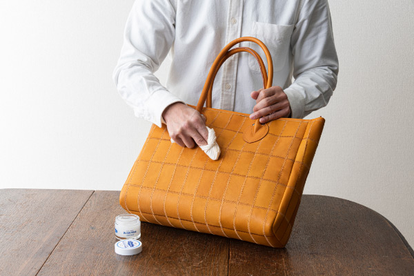 レザーケア クリームを塗布する