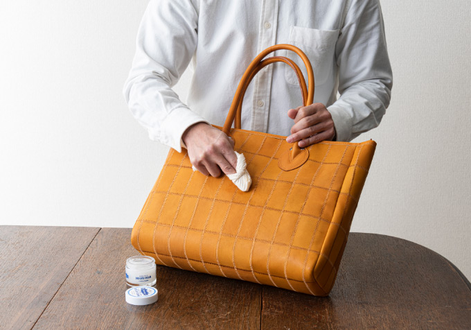 レザーケア クリームを塗布する