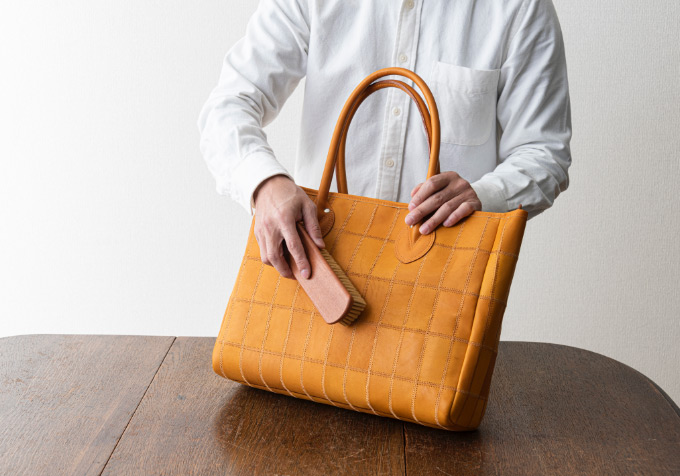 レザーケア 革の表面のほこりや汚れを落とす