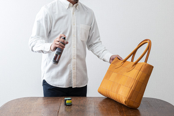 レザーケア 保革スプレーを吹き付ける