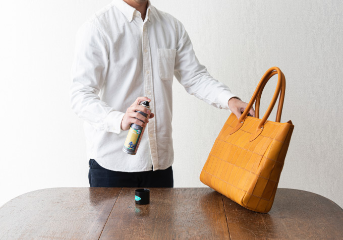 レザーケア 保革スプレーを吹き付ける