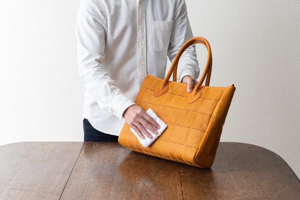 レザーケア タオルを使った汚れ落とし