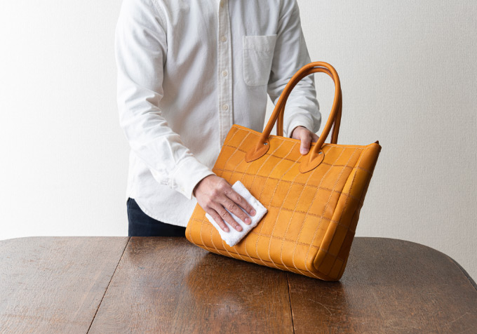 レザーケア タオルを使った汚れ落とし