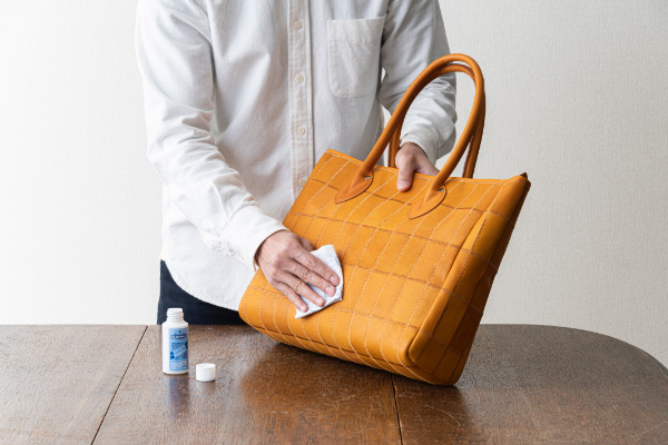 レザーケア 皮革専用リムーバーを使った汚れ落とし