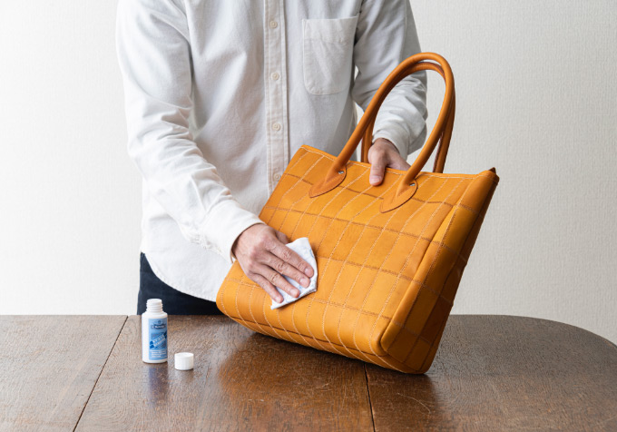 レザーケア 皮革専用リムーバーを使った汚れ落とし