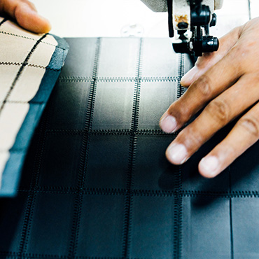 プロ野球選手の速球を捕球するための野球グローブ製造で培った縫製技術とグラブレザーを使用しているので丈夫。