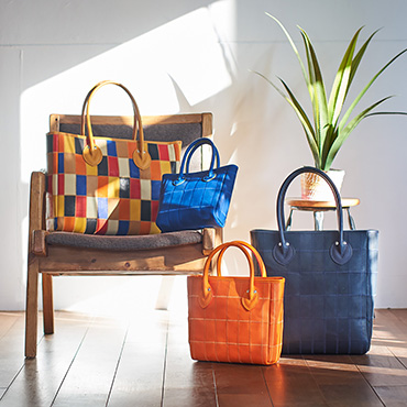 年齢・性別問わず、さまざまな用途やシーンでお使いいただけるサイズ展開と、グラブレザーならではの豊富なカラーをご用意。