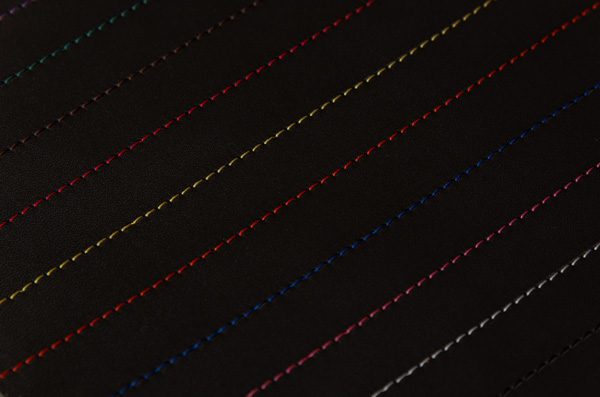 細やかなステッチカラー