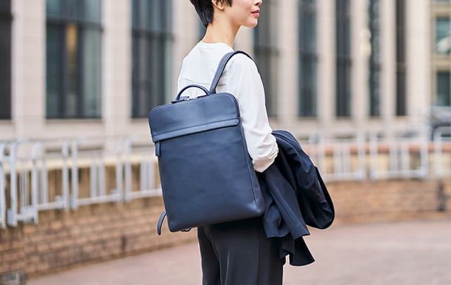 薄マチバックパックA4スーツの男性と女性の人持ちイメージ