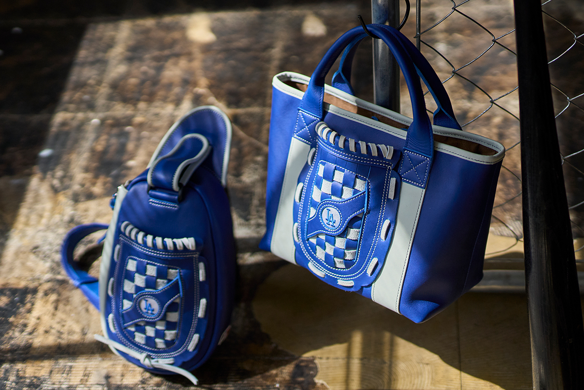 TRION　THE GLOVE　ボディバッグ　グラブレザー　ブルー グローブボディバッグ＆キーチェーンに限定色登場！ – 革・レザー