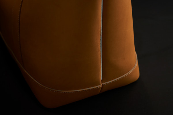 野球グラブのものづくりを採用したレザーバッグ
