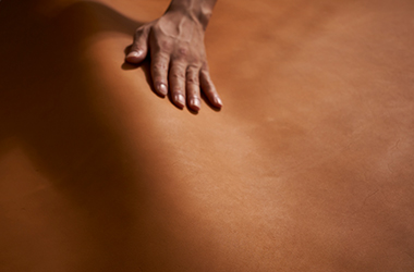 本革なのに軽い、グラブレザーの特性