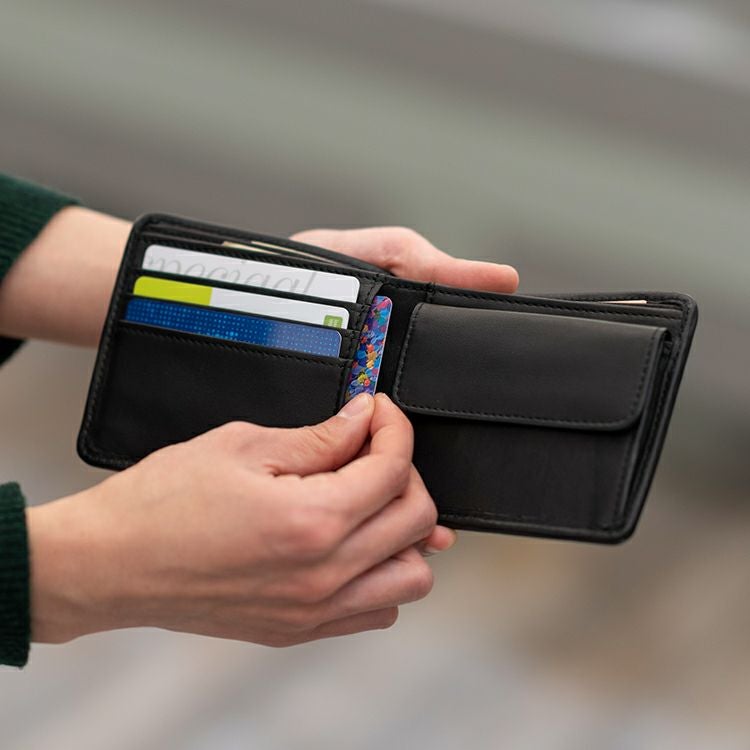 春の開運財布キャンペーン　2つ折り財布からカードを取り出す様子