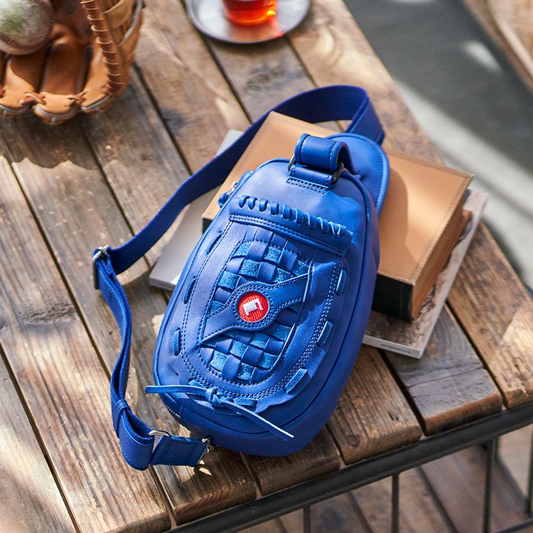 TRION　THE GLOVE　ボディバッグ　グラブレザー　ブルー グローブボディバッグ＆キーチェーンに限定色登場！ – 革・レザー