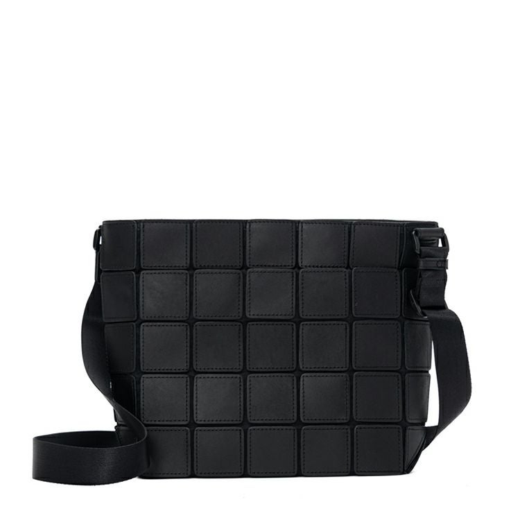 軽い黒のレザーショルダーバッグ